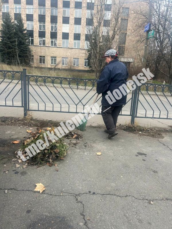 Специалисты Дирекции парков продолжают работу по улучшению городской среды Специалисты Дирекции парков продолжают работу по улучшению городской среды
