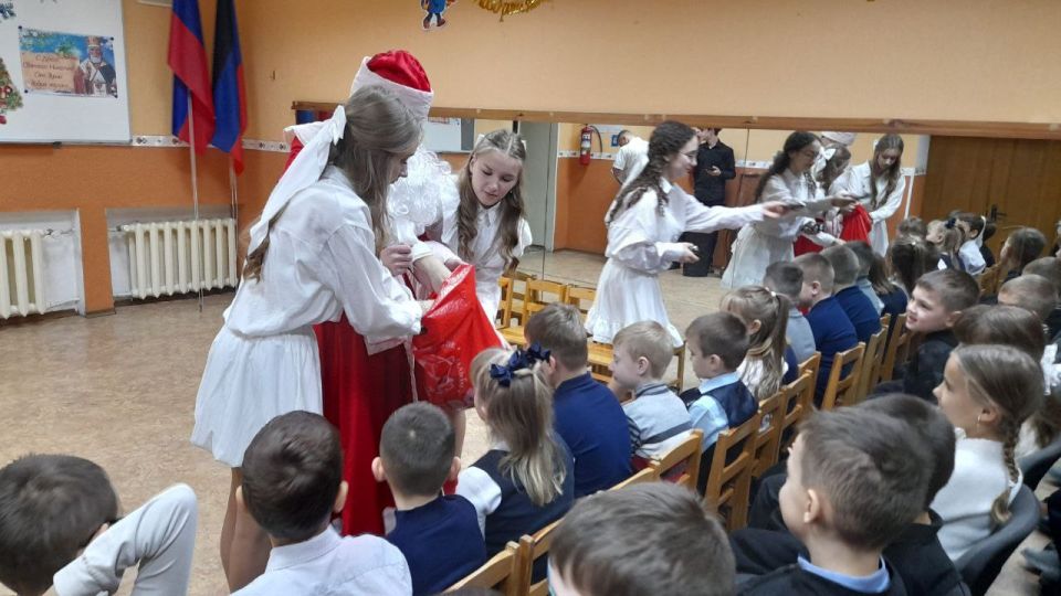 В школах Ждановки детям вручили подарки в День Святого Николая В школах Ждановки детям вручили подарки в День Святого Николая