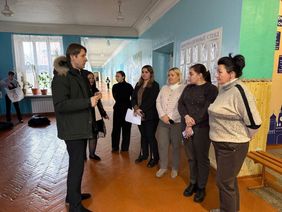 Во исполнение поручения Главы Республики Дениса Пушилина, сегодня, 18 декабря, первый заместитель руководителя Управы Кировского внутригородского района Администрации городского округа Макеевка Донецкой Народной Республики... Во исполнение поручения Главы Республики Дениса Пушилина, сегодня, 18 декабря, первый заместитель руководителя Управы Кировского внутригородского района Администрации городского округа Макеевка Донецкой Народной Республики...