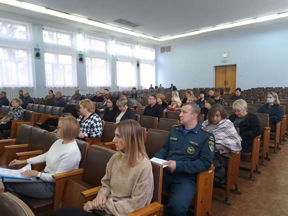 Обсуждение ремонта дорог и безопасности: встреча Максима Паршина с жителями города Кировское Шахтерского муниципального округа Обсуждение ремонта дорог и безопасности: встреча Максима Паршина с жителями города Кировское Шахтерского муниципального округа