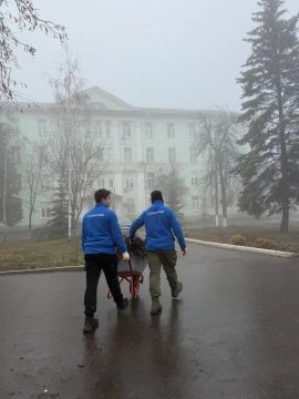 Нижегородские волонтеры привели в порядок территорию Центральной городской больницы в Харцызске