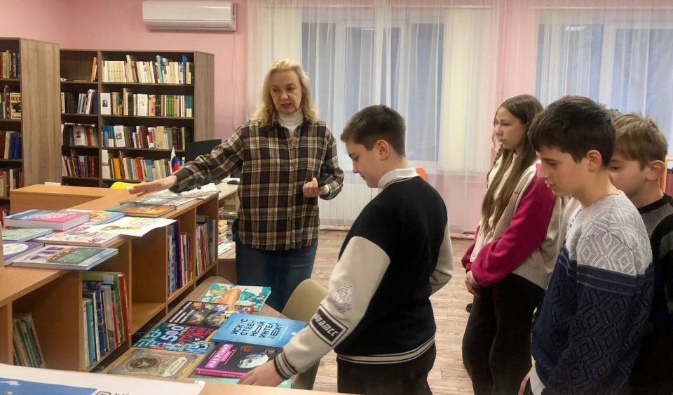 Сотрудники детской библиотеки-филиала провели экскурсию «С чего начинается библиотека» для обучающихся 6 классов ГБОУ «Школа №4 города Дебальцево» Сотрудники детской библиотеки-филиала провели экскурсию «С чего начинается библиотека» для обучающихся 6 классов ГБОУ «Школа №4 города Дебальцево»