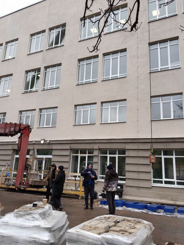 Прямо сейчас устанавливают название "Почта Донбасса" на Доме связи Мариуполя Прямо сейчас устанавливают название "Почта Донбасса" на Доме связи Мариуполя