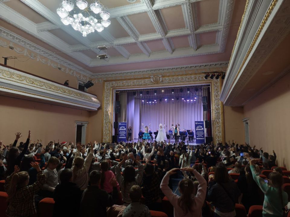 «НОВОГОДНИЙ КАЛЕЙДОСКОП». В пятницу, 19 декабря 2025 года, на базе МБУ «Дворец культуры имени Владимира Маяковского городского округа Торез» состоялось яркое и запоминающееся театрализованное представление «Новогодний... «НОВОГОДНИЙ КАЛЕЙДОСКОП». В пятницу, 19 декабря 2025 года, на базе МБУ «Дворец культуры имени Владимира Маяковского городского округа Торез» состоялось яркое и запоминающееся театрализованное представление «Новогодний...