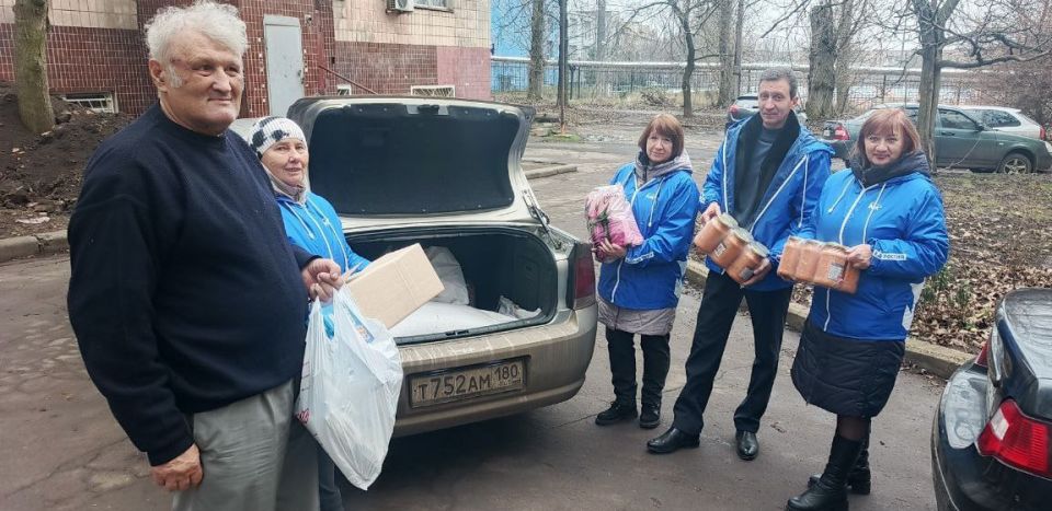 Сегодня, 19 декабря 2025, в православный праздник День Святого Николая, управляющий делами Управы Людмила Аринович совместно активистами партии "Единая Россия" поздравили и вручили подарки коллектив ДГОАИ "Донецкие Зори" Сегодня, 19 декабря 2025, в православный праздник День Святого Николая, управляющий делами Управы Людмила Аринович совместно активистами партии "Единая Россия" поздравили и вручили подарки коллектив ДГОАИ "Донецкие Зори"