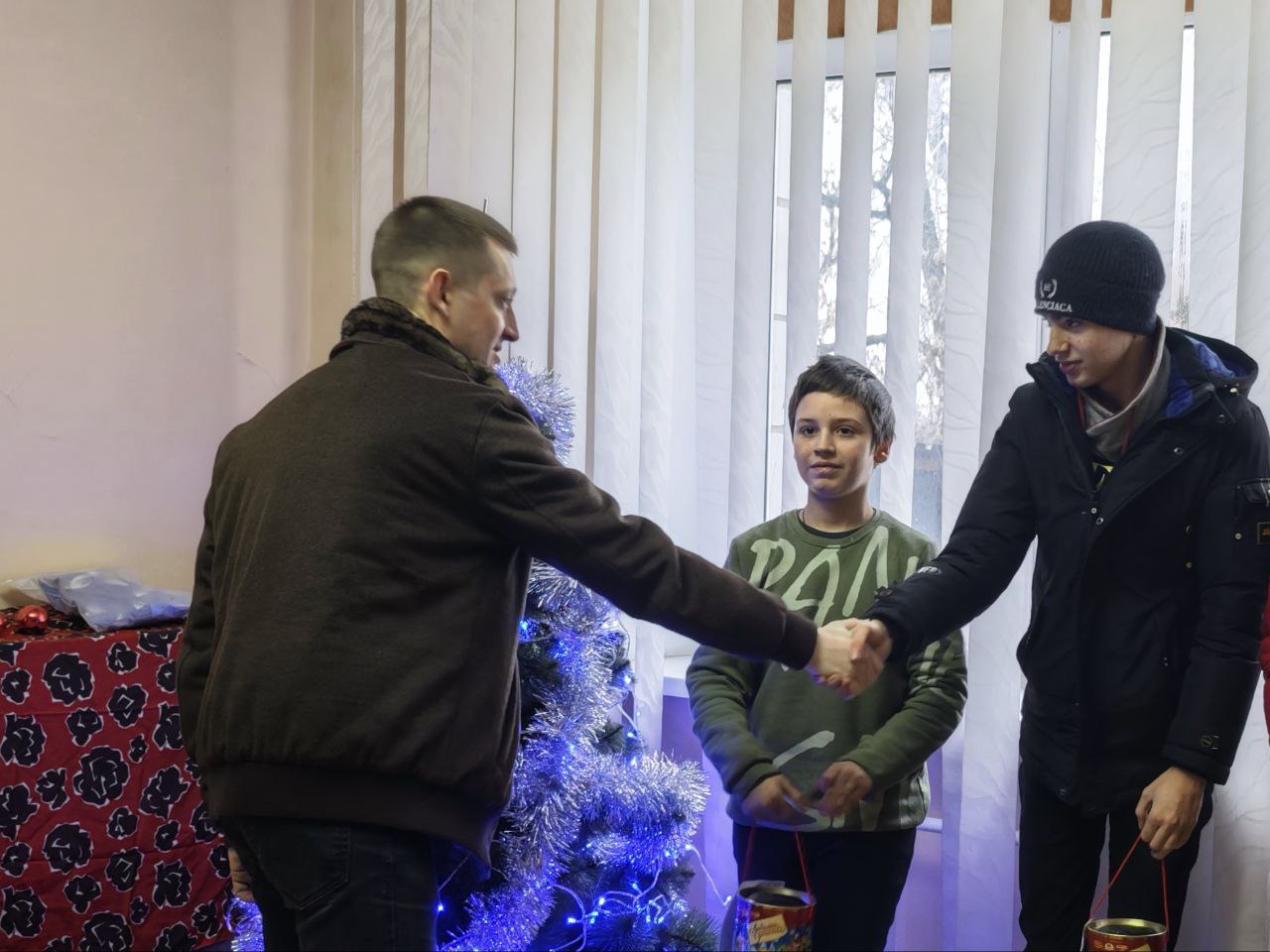 Александр Бондаренко: Поздравил ребят освобожденного Курахово с Днём Святого Николая Александр Бондаренко: Поздравил ребят освобожденного Курахово с Днём Святого Николая