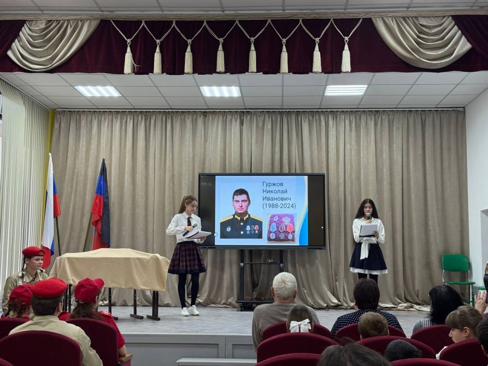 Память, застывшая в школьной парте: акция «Парта Героя» прошла в Ялтинской школе №2 Память, застывшая в школьной парте: акция «Парта Героя» прошла в Ялтинской школе №2