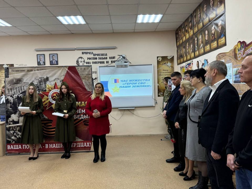 «Парта Героя» открылась в Мангушской школе №1: живая память о выпускниках, отдавших жизнь за Родину «Парта Героя» открылась в Мангушской школе №1: живая память о выпускниках, отдавших жизнь за Родину