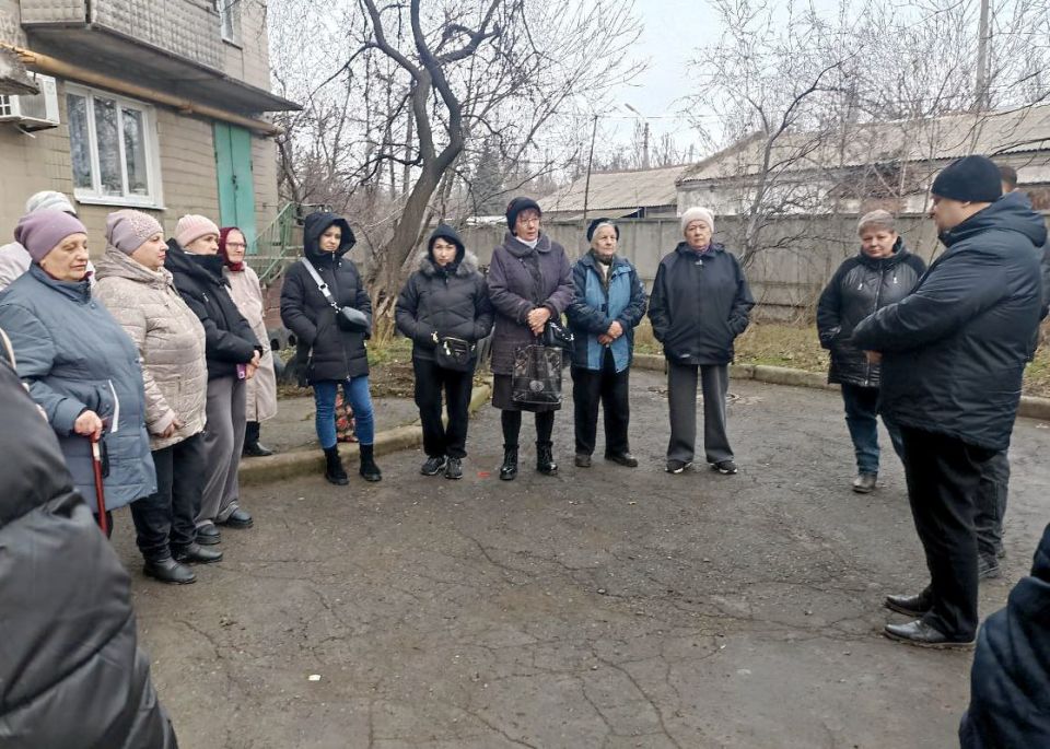 Иван Адамец: В рамках партийного проекта «Управдом» заместитель руководителя Управы Куйбышевского района Алексей Шлапак и депутат Донецкого горсовета Дмитрий Пефтеев совместно с представителями Единой регионального фонда... Иван Адамец: В рамках партийного проекта «Управдом» заместитель руководителя Управы Куйбышевского района Алексей Шлапак и депутат Донецкого горсовета Дмитрий Пефтеев совместно с представителями Единой регионального фонда...