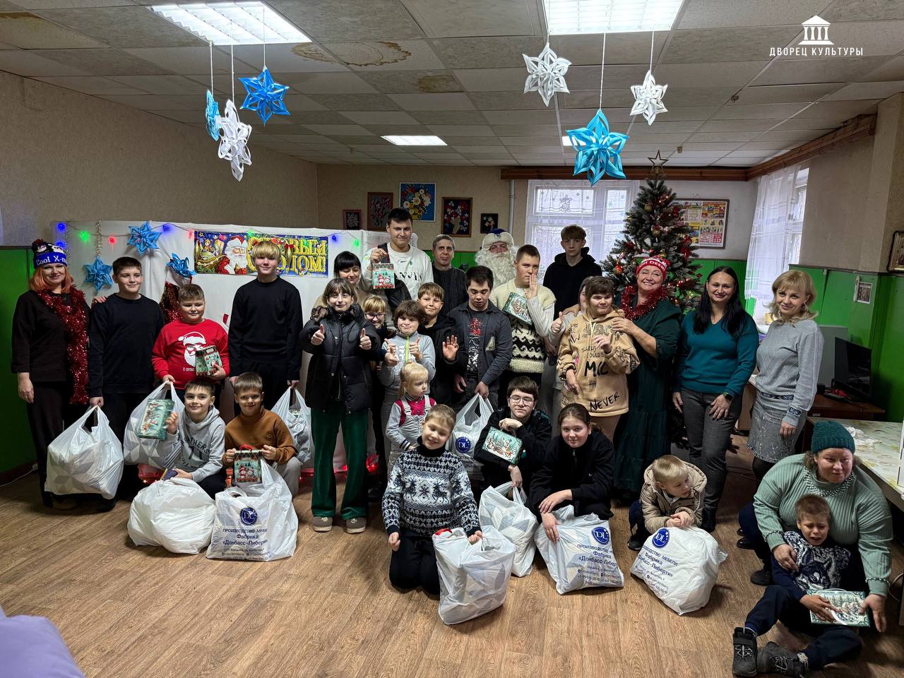 В ГБУ «ЦСРИИДИ города Харцызска» сегодня царила атмосфера волшебства: коллектив Харцызского городского Дворца культуры распахнул двери сказки, чтобы поздравить воспитанников центра с Днём святого Николая