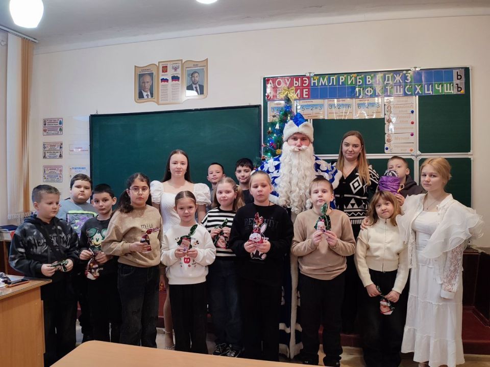 В школах Ждановки детям вручили подарки в День Святого Николая В школах Ждановки детям вручили подарки в День Святого Николая