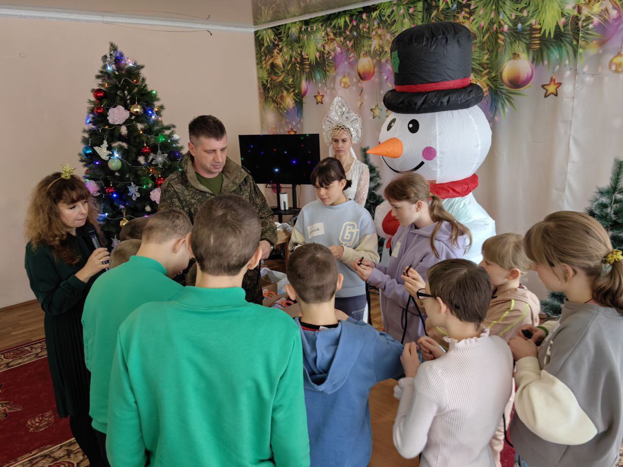 преддверии новогодних праздников актив женского клуба "Женщина для женщины" совместно с командой волонтёров отправился в Енакиевский социально-реабилитационный центр, чтобы подарить детям немного волшебства и радости преддверии новогодних праздников актив женского клуба "Женщина для женщины" совместно с командой волонтёров отправился в Енакиевский социально-реабилитационный центр, чтобы подарить детям немного волшебства и радости