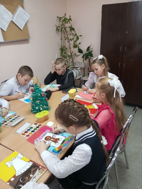 В день Святого Николая, 19 декабря старшеклассники показали театральное представление "Чудеса в день святого Николая", где ребята проявили свои творческие способности в мастерской, познакомились с чудесными и волшебными... В день Святого Николая, 19 декабря старшеклассники показали театральное представление "Чудеса в день святого Николая", где ребята проявили свои творческие способности в мастерской, познакомились с чудесными и волшебными...