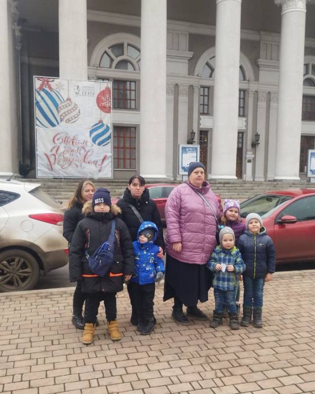 Подопечные семьи КСВО ДНР посетили предновогоднее представление в драмтеатре Подопечные семьи КСВО ДНР посетили предновогоднее представление в драмтеатре