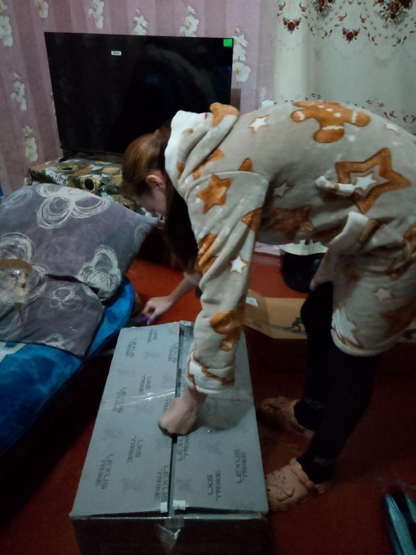 Семья Остаповых из села Николаевки Волновахского округа получила посылку от муравленковцев Семья Остаповых из села Николаевки Волновахского округа получила посылку от муравленковцев