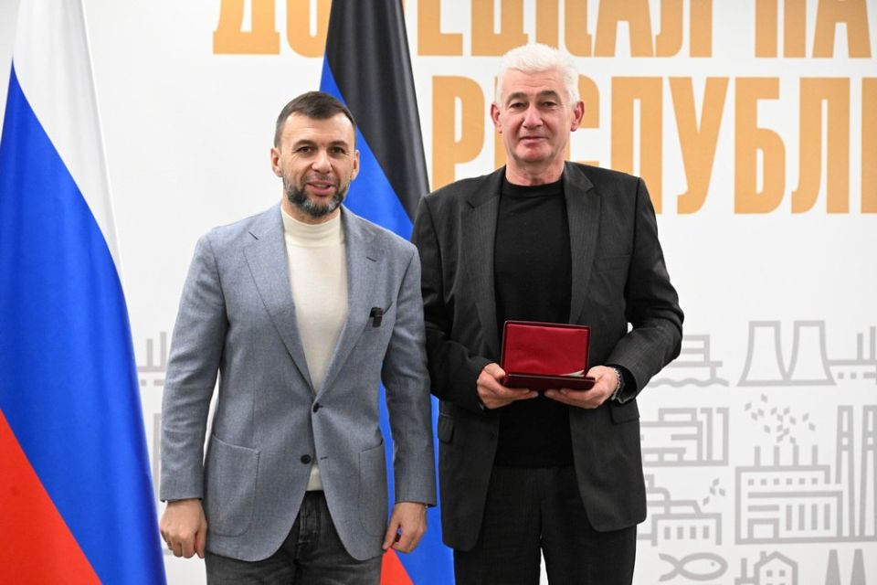 Денис Пушилин вручил благодарности Президента России, медали ордена «За заслуги перед Отечеством» II степени и Луки Крымского жителям Республики, которые внесли большой личный вклад в возрождение Донбасса Денис Пушилин вручил благодарности Президента России, медали ордена «За заслуги перед Отечеством» II степени и Луки Крымского жителям Республики, которые внесли большой личный вклад в возрождение Донбасса