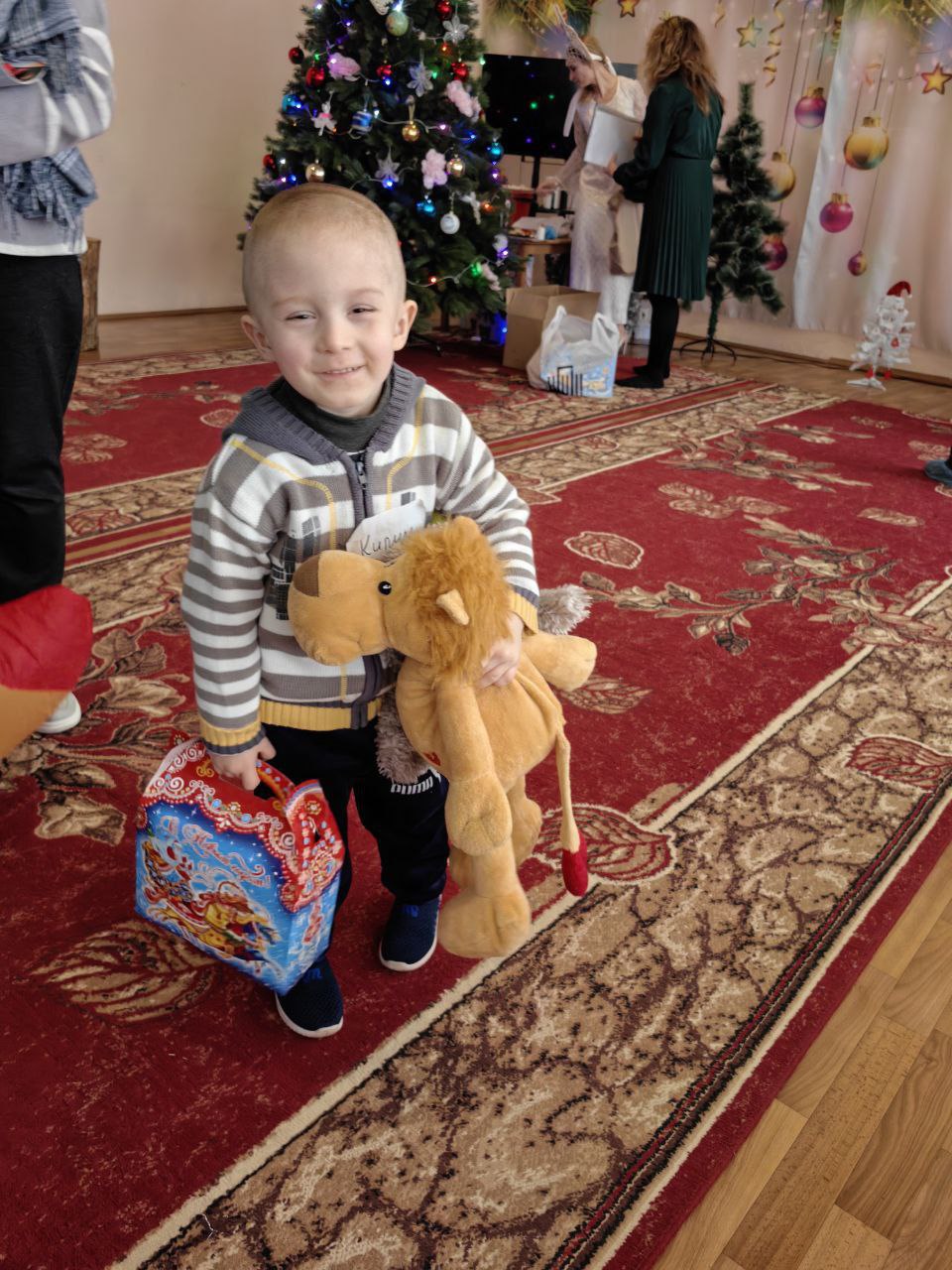 преддверии новогодних праздников актив женского клуба "Женщина для женщины" совместно с командой волонтёров отправился в Енакиевский социально-реабилитационный центр, чтобы подарить детям немного волшебства и радости преддверии новогодних праздников актив женского клуба "Женщина для женщины" совместно с командой волонтёров отправился в Енакиевский социально-реабилитационный центр, чтобы подарить детям немного волшебства и радости