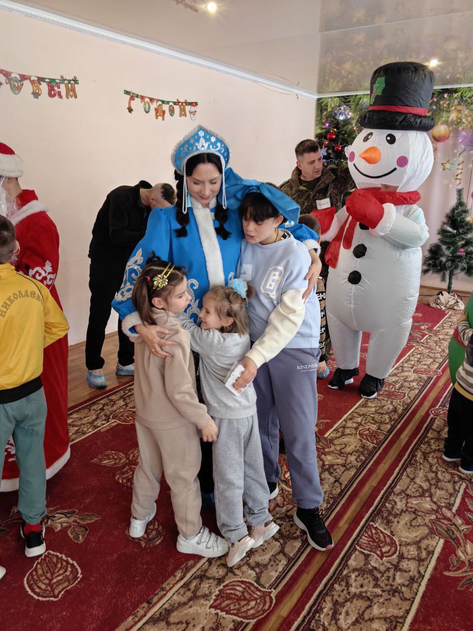 преддверии новогодних праздников актив женского клуба "Женщина для женщины" совместно с командой волонтёров отправился в Енакиевский социально-реабилитационный центр, чтобы подарить детям немного волшебства и радости преддверии новогодних праздников актив женского клуба "Женщина для женщины" совместно с командой волонтёров отправился в Енакиевский социально-реабилитационный центр, чтобы подарить детям немного волшебства и радости