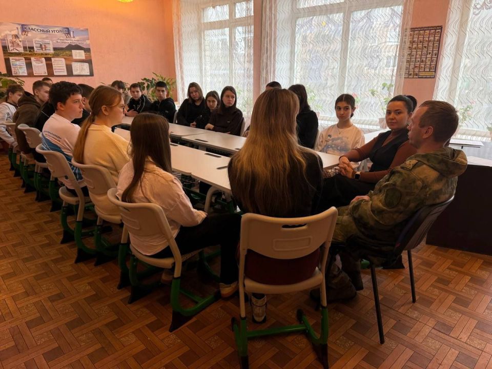 В рамках мероприятий, посвящённых 80-й годовщине Великой Победы и Году Защитника Отечества, в ГБОУ «ШКОЛА №13 Г. О. ТОРЕЗ» состоялась очень важная и трогательная встреча В рамках мероприятий, посвящённых 80-й годовщине Великой Победы и Году Защитника Отечества, в ГБОУ «ШКОЛА №13 Г. О. ТОРЕЗ» состоялась очень важная и трогательная встреча