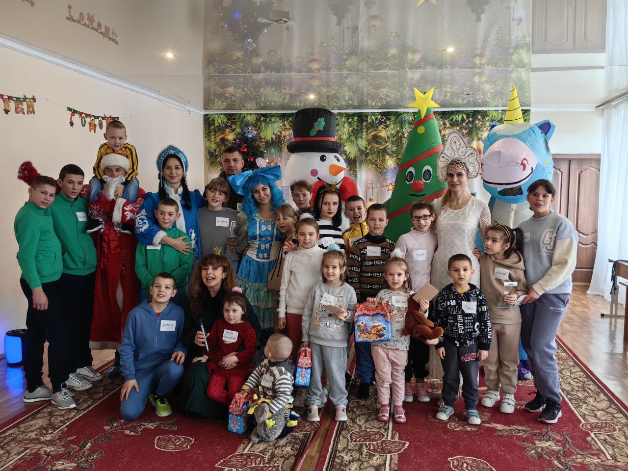 преддверии новогодних праздников актив женского клуба "Женщина для женщины" совместно с командой волонтёров отправился в Енакиевский социально-реабилитационный центр, чтобы подарить детям немного волшебства и радости преддверии новогодних праздников актив женского клуба "Женщина для женщины" совместно с командой волонтёров отправился в Енакиевский социально-реабилитационный центр, чтобы подарить детям немного волшебства и радости