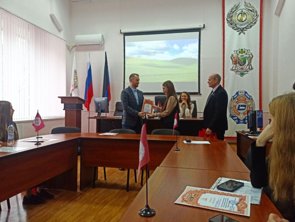 Связь поколений: депутат Народного Совета оценил научные работы школьников Связь поколений: депутат Народного Совета оценил научные работы школьников