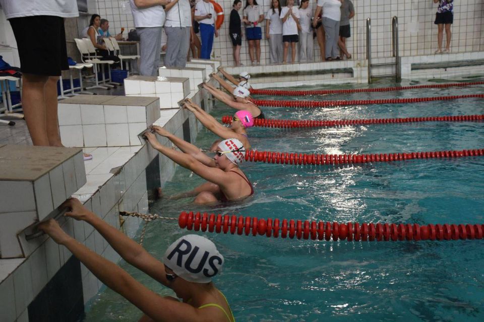 Более 300 спортсменов приняли участие в соревнованиях по плаванию в Донецке Более 300 спортсменов приняли участие в соревнованиях по плаванию в Донецке