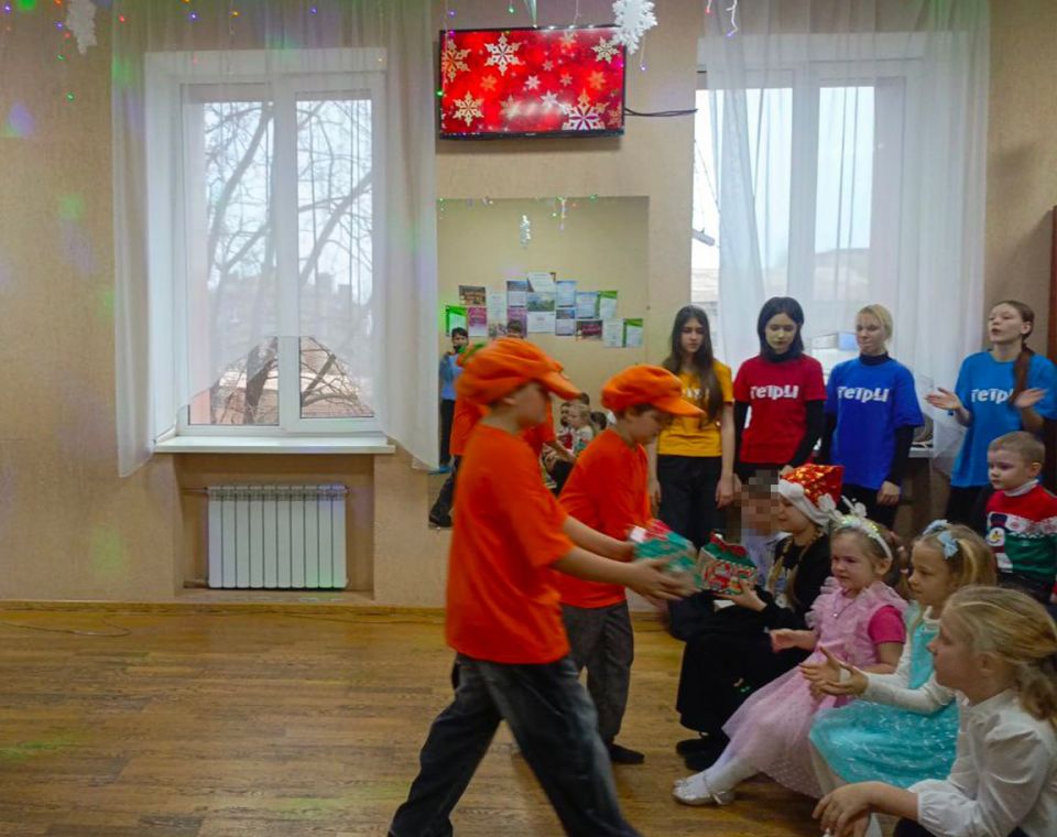 В преддверии новогодних праздников в Центре детского и юношеского творчества администрации городского округа Енакиево для краснолиманской детворы состоялось театрализованное новогоднее представление В преддверии новогодних праздников в Центре детского и юношеского творчества администрации городского округа Енакиево для краснолиманской детворы состоялось театрализованное новогоднее представление