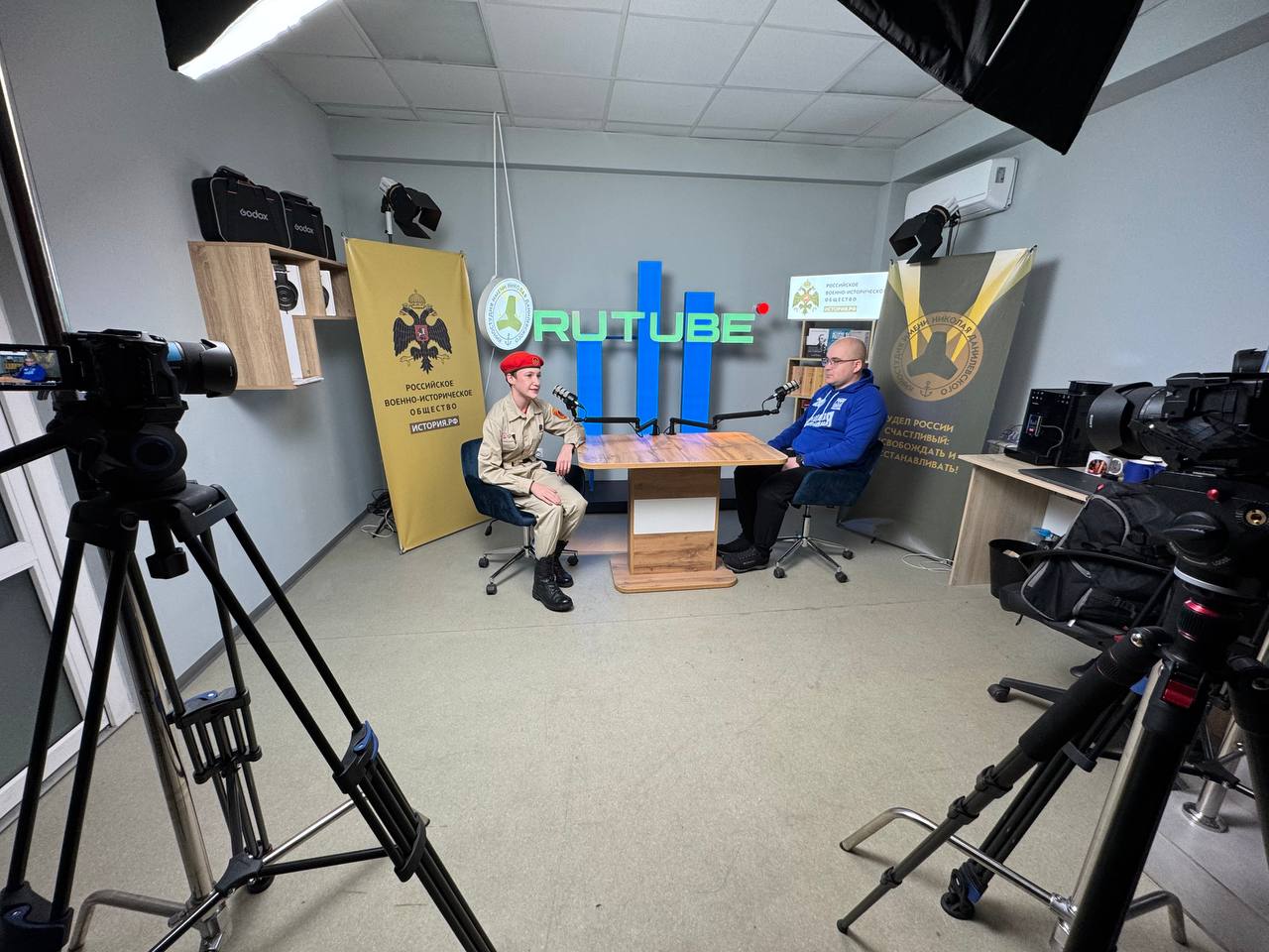 В стенах авторской студии важные гости - проект Юнармия и руководитель Мариупольского отделения Молодой Гвардии ЕР Никита Аверкин В стенах авторской студии важные гости - проект Юнармия и руководитель Мариупольского отделения Молодой Гвардии ЕР Никита Аверкин