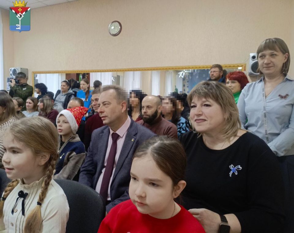 В преддверии новогодних праздников в Центре детского и юношеского творчества администрации городского округа Енакиево для краснолиманской детворы состоялось театрализованное новогоднее представление В преддверии новогодних праздников в Центре детского и юношеского творчества администрации городского округа Енакиево для краснолиманской детворы состоялось театрализованное новогоднее представление