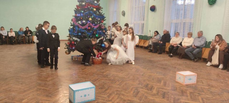 В День Святого Николая сотрудники МБУ «Дебальцевский центр культуры и досуга» подарили детям волшебную сказку В День Святого Николая сотрудники МБУ «Дебальцевский центр культуры и досуга» подарили детям волшебную сказку