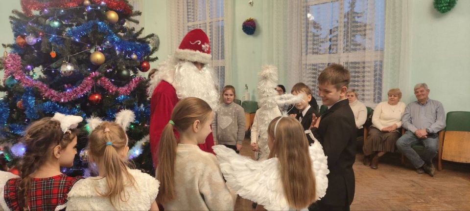 В День Святого Николая сотрудники МБУ «Дебальцевский центр культуры и досуга» подарили детям волшебную сказку В День Святого Николая сотрудники МБУ «Дебальцевский центр культуры и досуга» подарили детям волшебную сказку