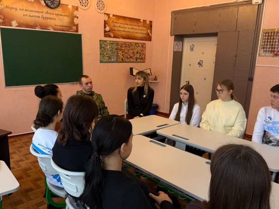 В рамках мероприятий, посвящённых 80-й годовщине Великой Победы и Году Защитника Отечества, в ГБОУ «ШКОЛА №13 Г. О. ТОРЕЗ» состоялась очень важная и трогательная встреча В рамках мероприятий, посвящённых 80-й годовщине Великой Победы и Году Защитника Отечества, в ГБОУ «ШКОЛА №13 Г. О. ТОРЕЗ» состоялась очень важная и трогательная встреча