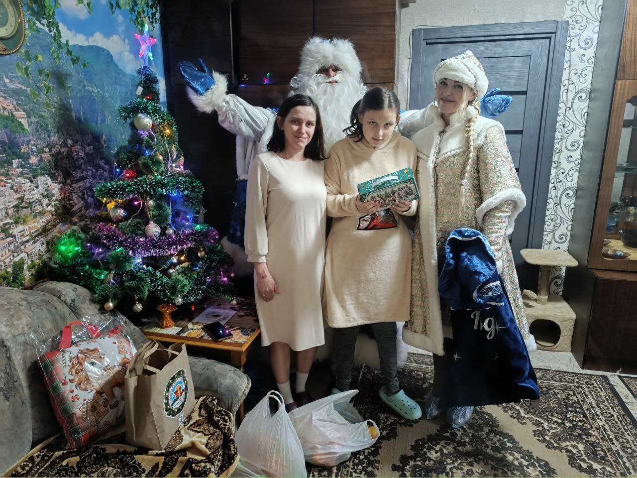 В Центрально-Городском районе Горловки продолжаются праздничные мероприятия, в честь дня Святого Николая В Центрально-Городском районе Горловки продолжаются праздничные мероприятия, в честь дня Святого Николая