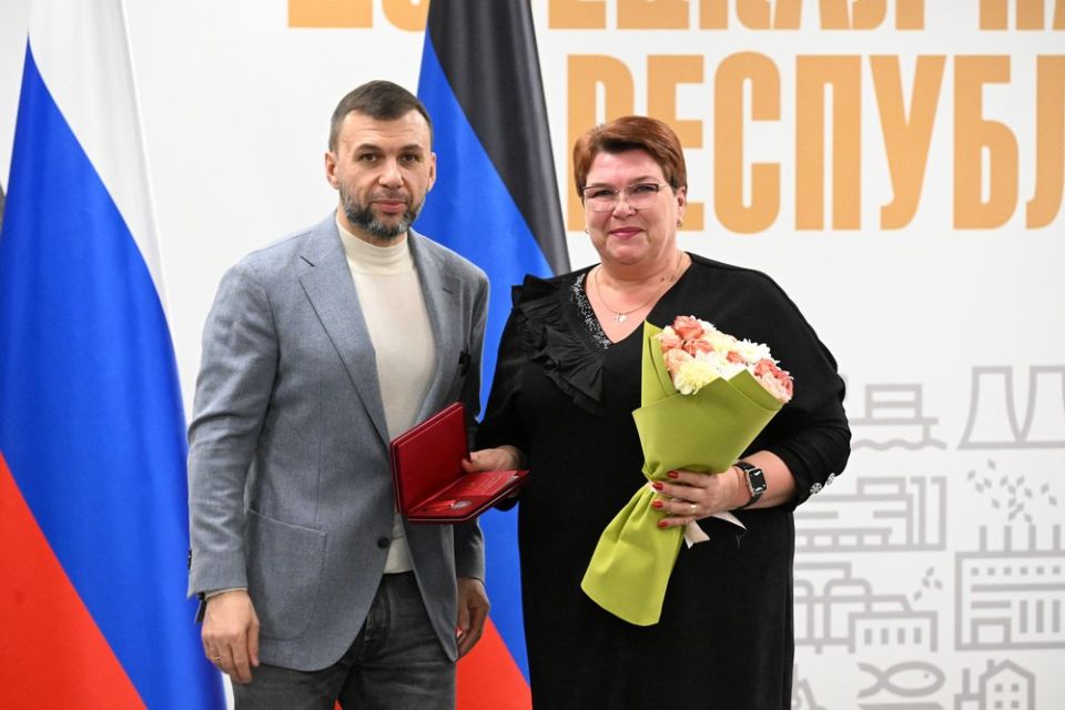 Денис Пушилин вручил благодарности Президента России, медали ордена «За заслуги перед Отечеством» II степени и Луки Крымского жителям Республики, которые внесли большой личный вклад в возрождение Донбасса Денис Пушилин вручил благодарности Президента России, медали ордена «За заслуги перед Отечеством» II степени и Луки Крымского жителям Республики, которые внесли большой личный вклад в возрождение Донбасса