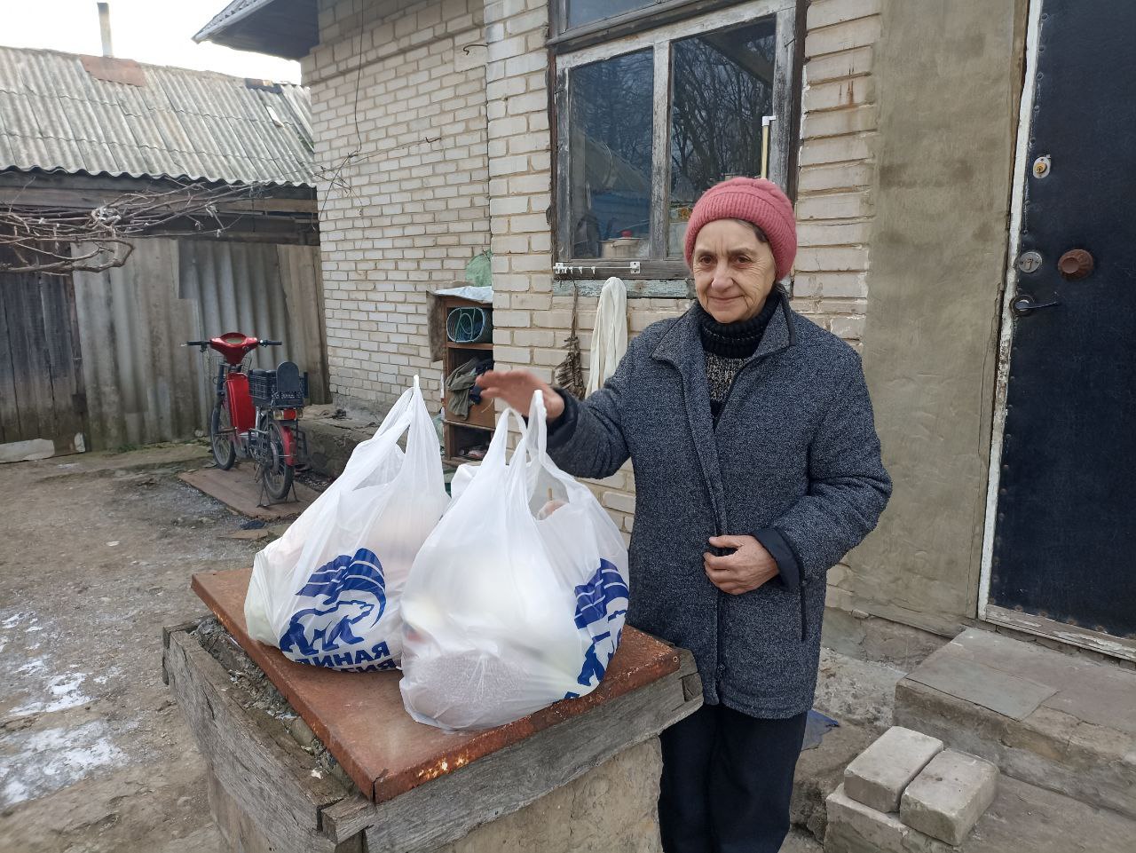 На приёме депутата Народного Совета ДНР Дениса Шапарева в общественной приёмной Амвросиевского местного отделения Всероссийской политической партии «Единая Россия» была оказана помощь продуктовыми наборами семье пропавшего... На приёме депутата Народного Совета ДНР Дениса Шапарева в общественной приёмной Амвросиевского местного отделения Всероссийской политической партии «Единая Россия» была оказана помощь продуктовыми наборами семье пропавшего...