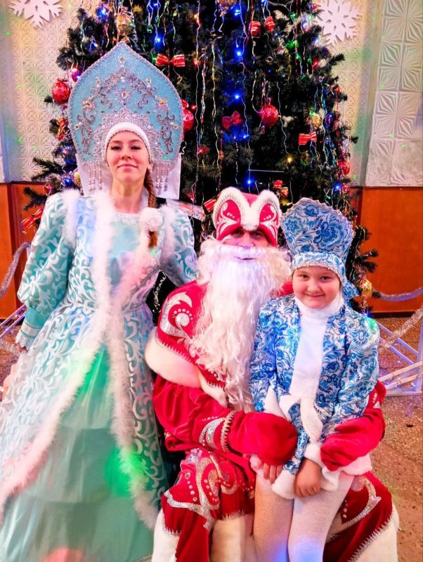 Новогодний утренник для детей и родителей «Новогоднее турагентство «Елки-палки» Новогодний утренник для детей и родителей «Новогоднее турагентство «Елки-палки»