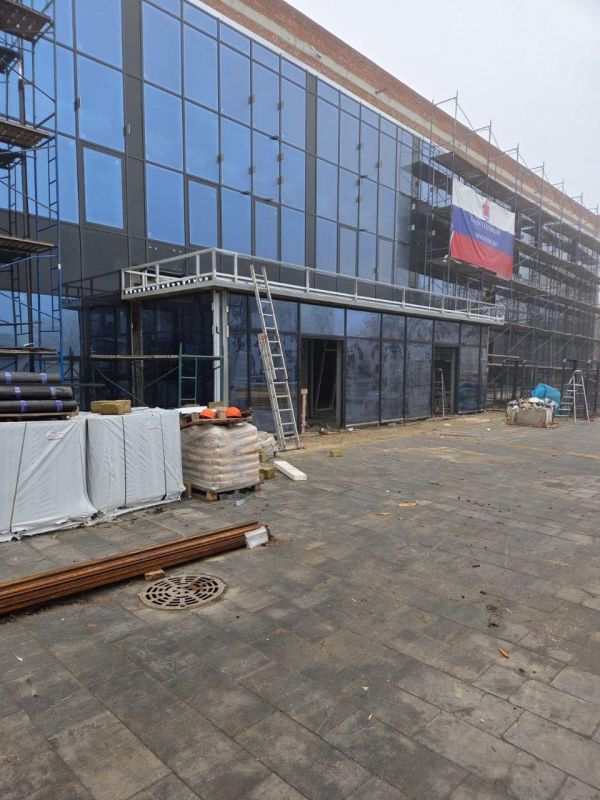 Строители из Санкт-Петербурга продолжают работы в спорткомплексе «Нептун» в Мариуполе Строители из Санкт-Петербурга продолжают работы в спорткомплексе «Нептун» в Мариуполе