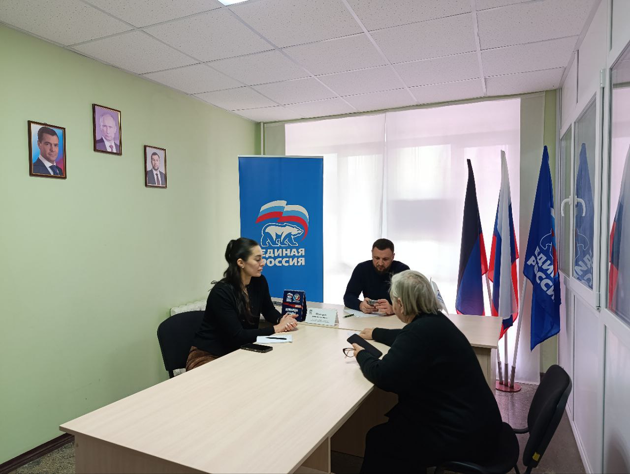 На приёме депутата Народного Совета ДНР Дениса Шапарева в общественной приёмной Амвросиевского местного отделения Всероссийской политической партии «Единая Россия» была оказана помощь продуктовыми наборами семье пропавшего... На приёме депутата Народного Совета ДНР Дениса Шапарева в общественной приёмной Амвросиевского местного отделения Всероссийской политической партии «Единая Россия» была оказана помощь продуктовыми наборами семье пропавшего...