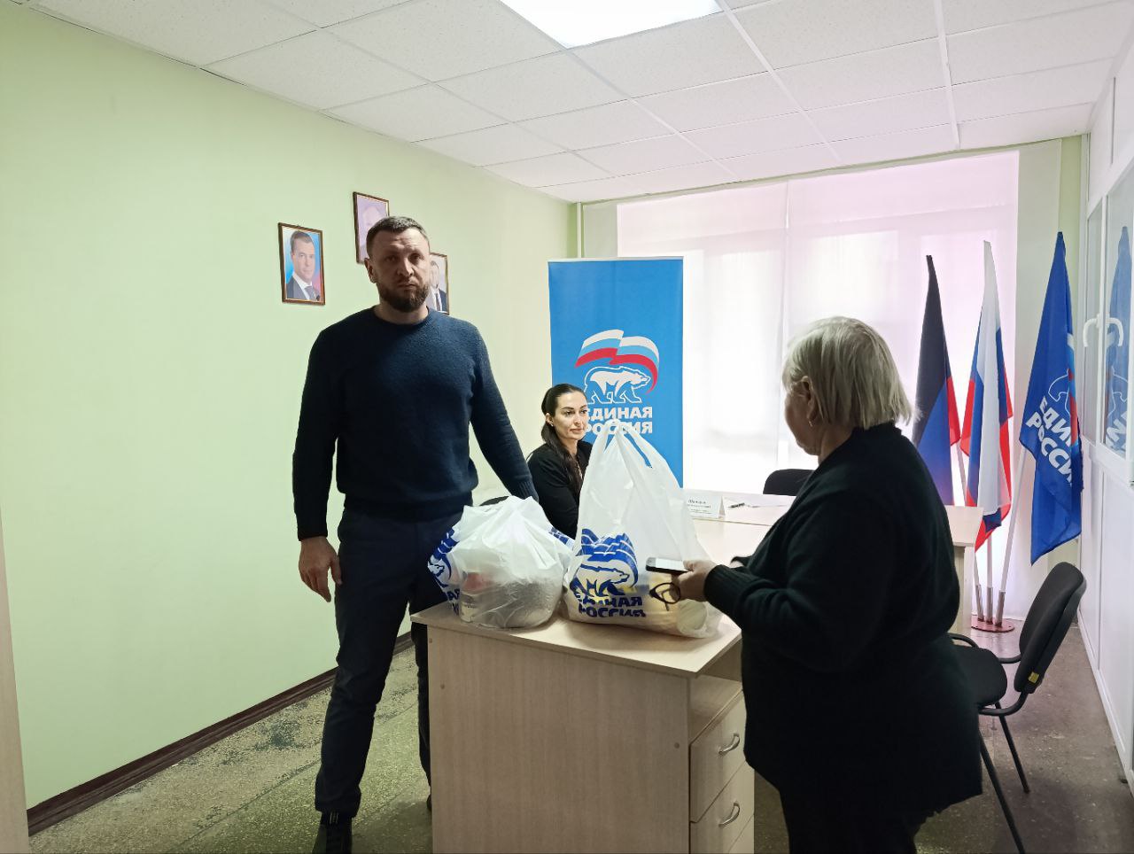 На приёме депутата Народного Совета ДНР Дениса Шапарева в общественной приёмной Амвросиевского местного отделения Всероссийской политической партии «Единая Россия» была оказана помощь продуктовыми наборами семье пропавшего...