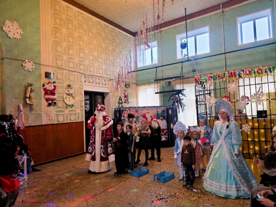 Новогодний утренник для детей и родителей «Новогоднее турагентство «Елки-палки» Новогодний утренник для детей и родителей «Новогоднее турагентство «Елки-палки»