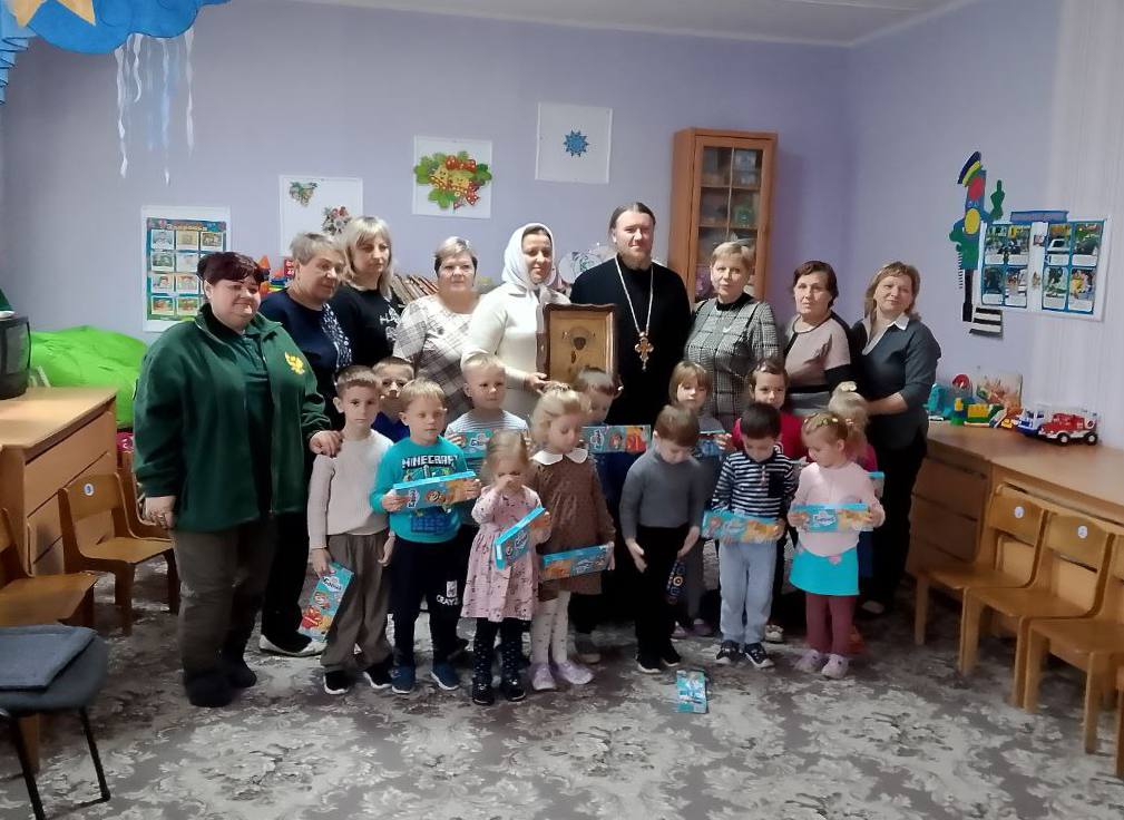 В День Николая Чудотворца Комитет семей воинов Отечества г. Докучаевск посетили детский сад В День Николая Чудотворца Комитет семей воинов Отечества г. Докучаевск посетили детский сад