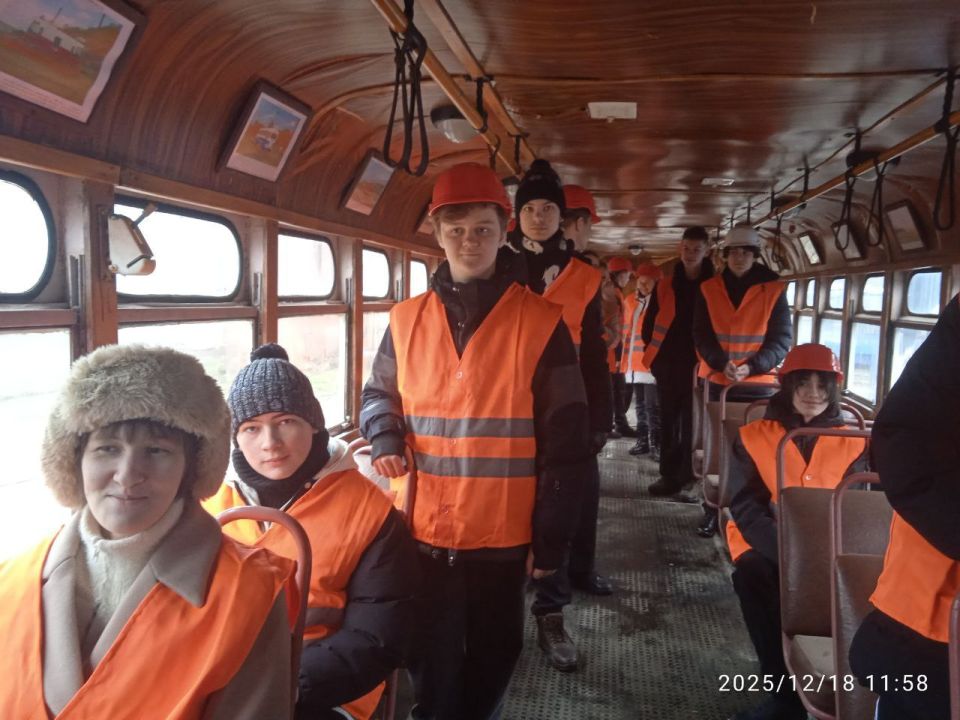 Подготовка юных жителей региона к выбору профессии в ходе профтуров на предприятия – в #ДАЙДЖЕСТ_ЦЗ_ДНР за неделю Подготовка юных жителей региона к выбору профессии в ходе профтуров на предприятия – в #ДАЙДЖЕСТ_ЦЗ_ДНР за неделю