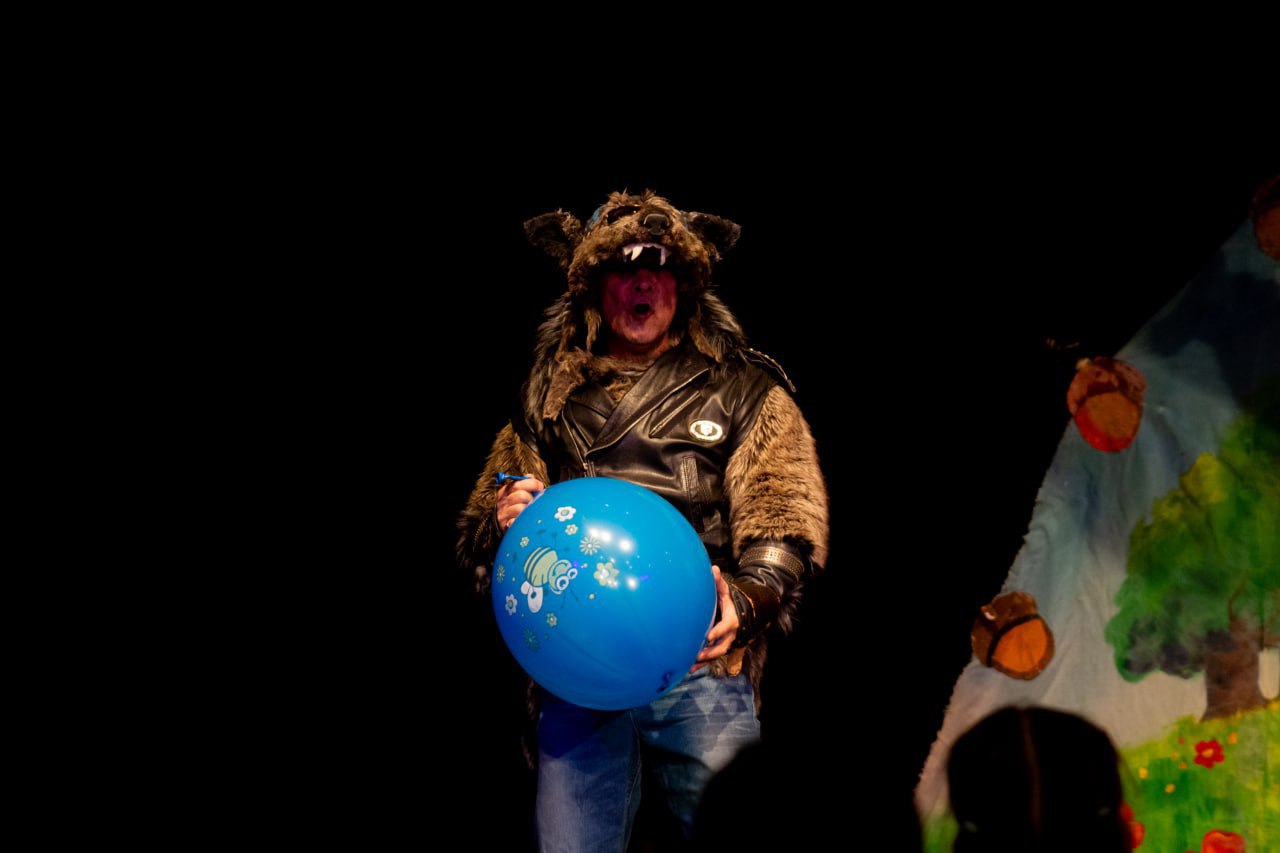 Традиционный праздничный спектакль для юных зрителей в Донецкой муздраме Традиционный праздничный спектакль для юных зрителей в Донецкой муздраме