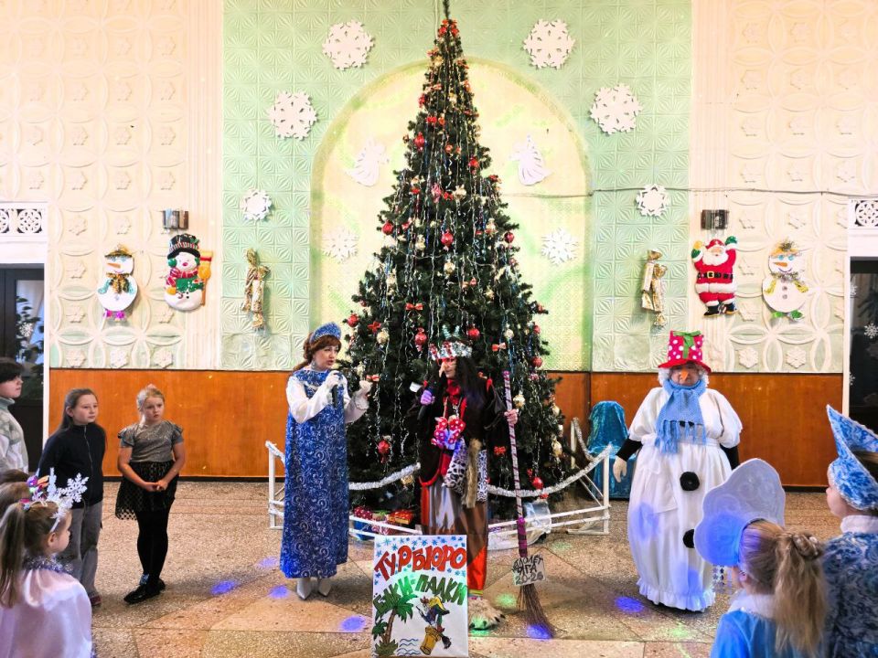 Новогодний утренник для детей и родителей «Новогоднее турагентство «Елки-палки» Новогодний утренник для детей и родителей «Новогоднее турагентство «Елки-палки»