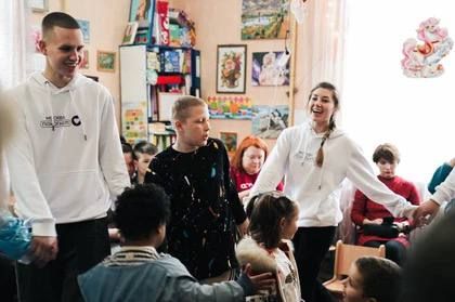 Московские волонтеры передали две фуры сладких подарков детям в ДНР Московские волонтеры передали две фуры сладких подарков детям в ДНР