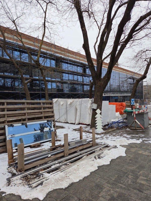 Строители из Санкт-Петербурга продолжают работы в спорткомплексе «Нептун» в Мариуполе Строители из Санкт-Петербурга продолжают работы в спорткомплексе «Нептун» в Мариуполе
