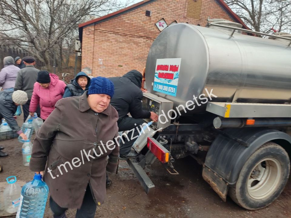 Алексей Кулемзин: Донецкие производители воды в кризисной ситуации с водоснабжением продолжают оказывать помощь Дончанам Алексей Кулемзин: Донецкие производители воды в кризисной ситуации с водоснабжением продолжают оказывать помощь Дончанам