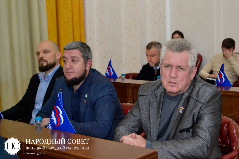 Фоторепортаж: Пленарное заседание Народного Совета ДНР Фоторепортаж: Пленарное заседание Народного Совета ДНР
