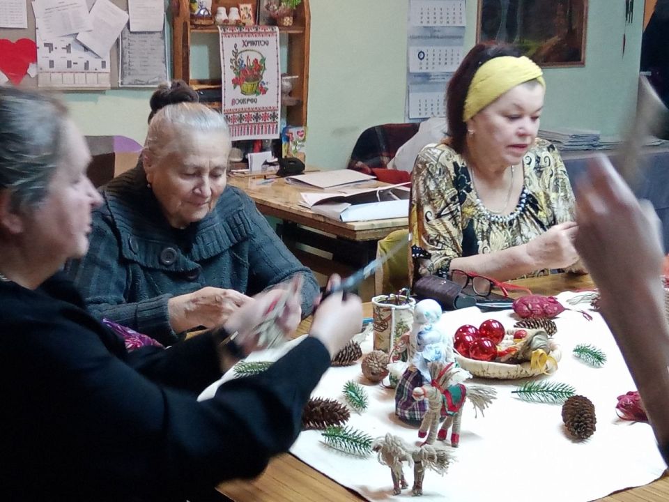 Волшебство своими руками: новогодние игрушки из фоамирана в Центре социального обслуживания Волшебство своими руками: новогодние игрушки из фоамирана в Центре социального обслуживания