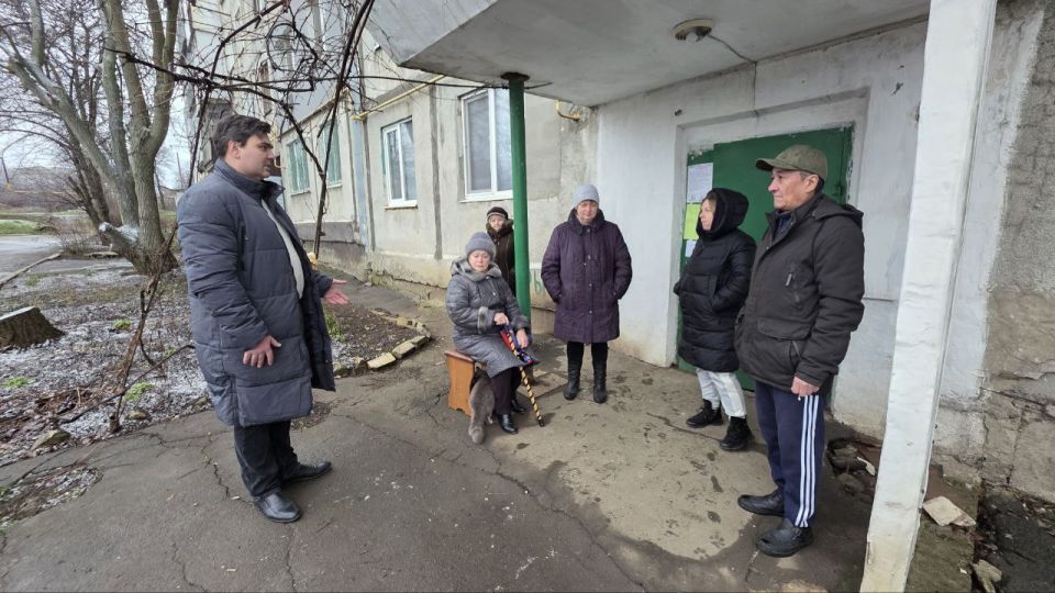 22 декабря, Глава муниципального образования городского округа Торез, Артем Чесноков провел встречу с населением по адресу: мкр-он 4, д.34 22 декабря, Глава муниципального образования городского округа Торез, Артем Чесноков провел встречу с населением по адресу: мкр-он 4, д.34